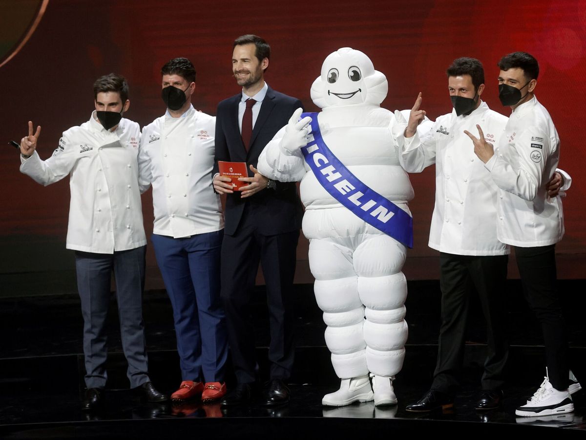 Foto: Los chefs que han recibido la segunda estrella Michelin posan para la foto de familia durante la gala 'Guía Michelin España y Portugal 2022'. (EFE/Kai Försterling)
