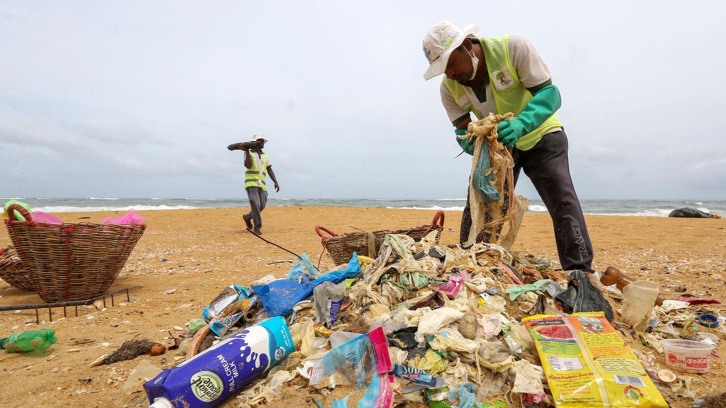 La contaminación por plásticos de un solo uso de mares y océanos del planeta es cada día mayor. EFE
