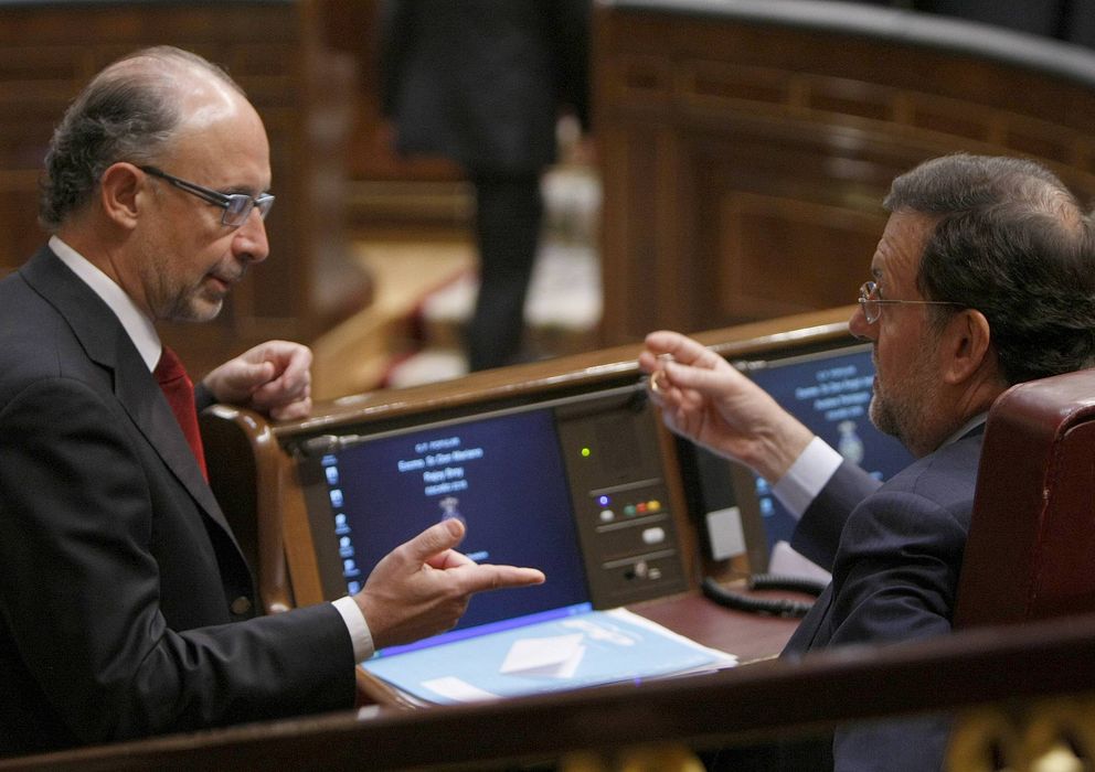 Foto: Cristóbal Montoro, ministro de Hacienda, y Mariano Rajoy, presidente del Gobierno. (Efe)