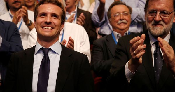 Foto: Pablo Casado recibe una ovación tras ganar las primarias del PP, a su lado el expresidente Mariano Rajoy. (Reuters)
