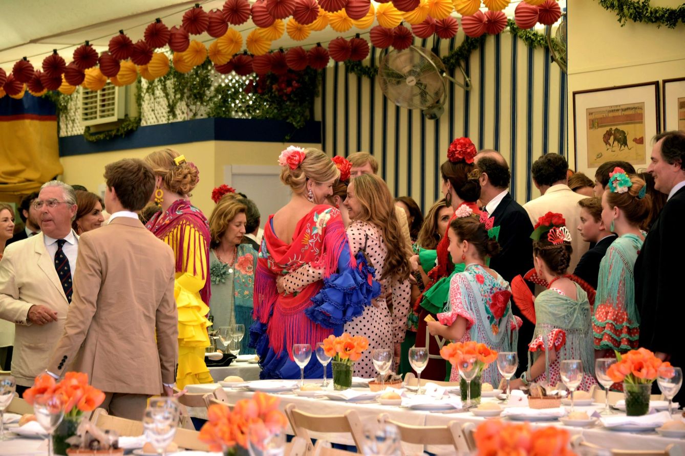 Miriam de Ungría y Máxima de Holanda se saludan con cariño en la Feria de Abril. (EFE)