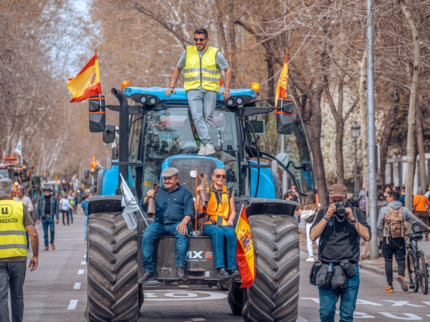 Agricultores subidos a un tractor durante una nueva jornada de protestas de agricultores y ganaderos, a 17 de marzo de 2024, en Madrid (Europa Press/Gabriel Luengas)