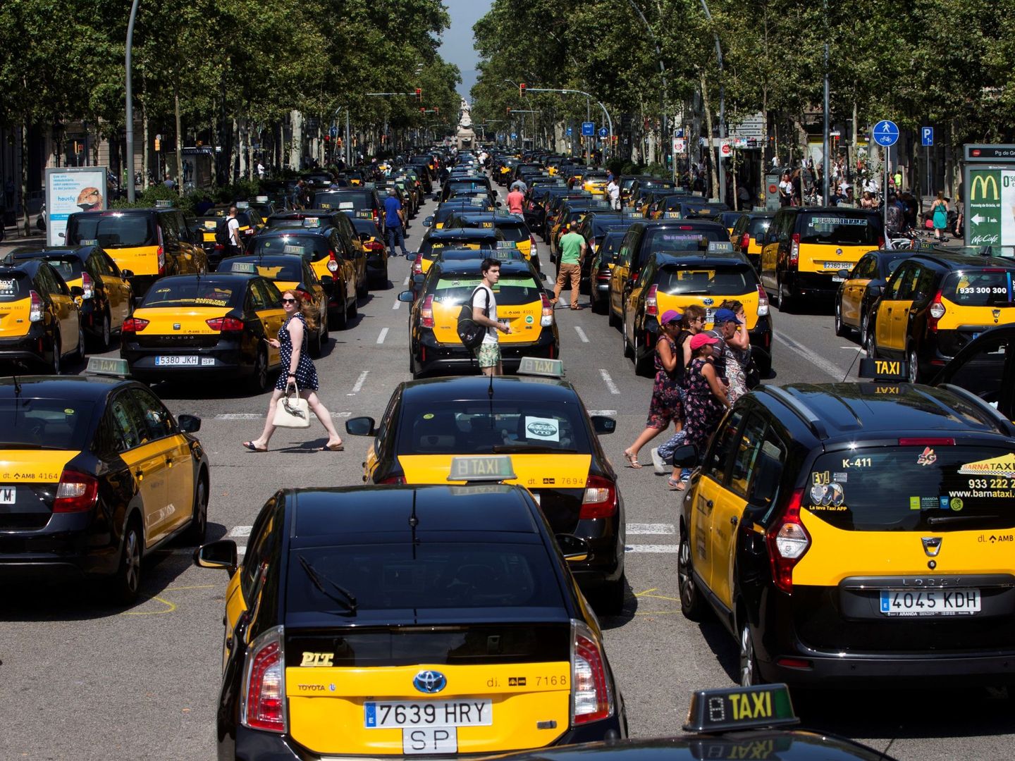 Los taxistas de Barcelona colapsan el centro de la ciudad el pasado julio. (EFE)