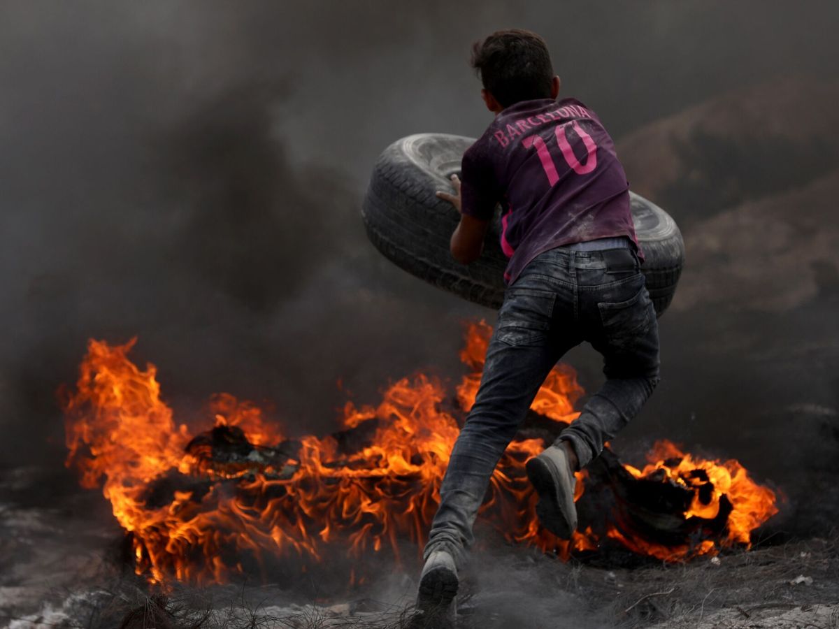 Foto: Un manifestante palestino durante los enfrentamientos con las fuerzas israelíes en protesta contra de los asentamientos en Beita, Nablus. (EFE Alaa Badarneh)