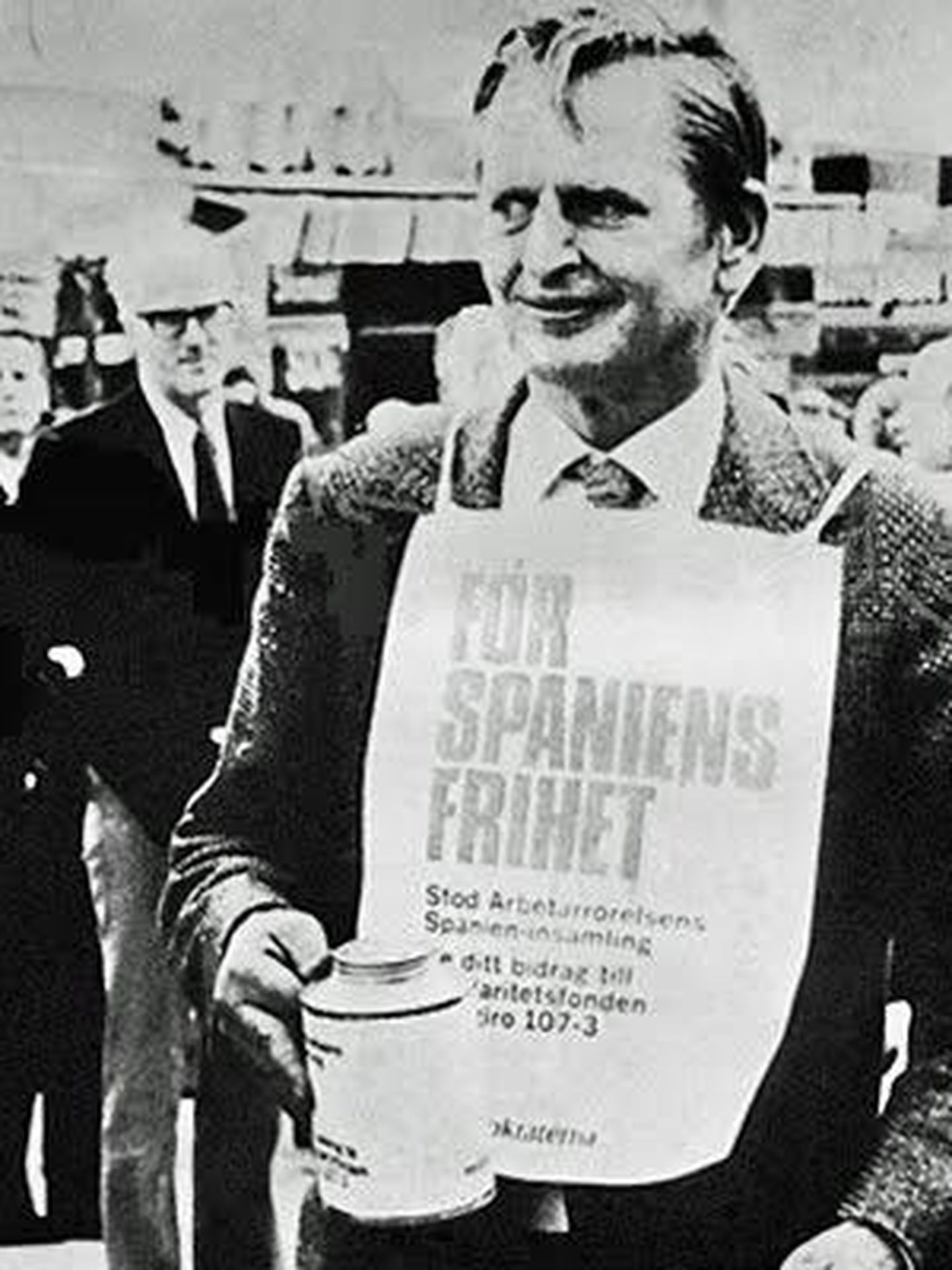El primer ministro sueco Olof Palme pidiendo dinero hucha en mano en 'apoyo a la democracia en España' tras la ejecución de los miembros del FRAP y de ETA. (EFE)  