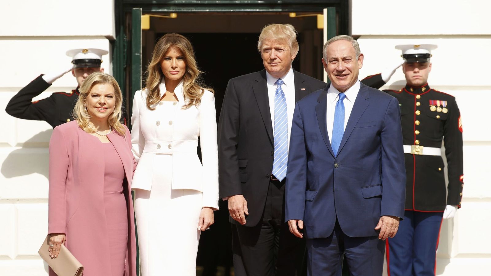 Foto: Donald y Melania Trump reciben al primer ministro israelí Benyamin Netanyahu y su esposa Sara a su llegada a la Casa Blanca, esta mañana (Reuters)