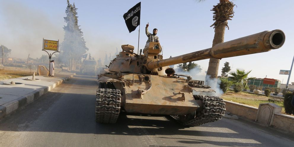 Combatientes del ISIS, tras su entrada en la provincia de Raqqa. (Reuters)