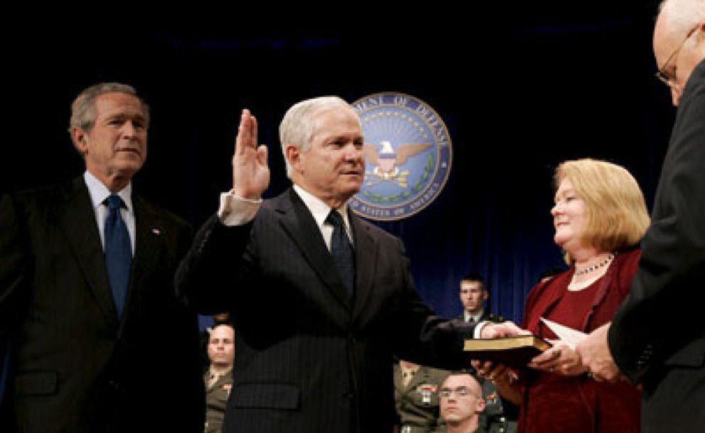 Foto: Robert Gates jura su cargo como secretario de Defensa en sustitución de Donald Rumsfeld