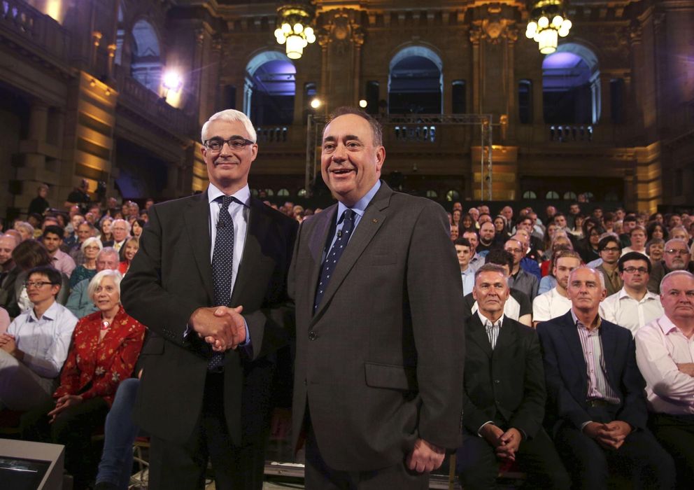 Foto: Darling (i) y Salmond se saludan durante el debate (Reuters)