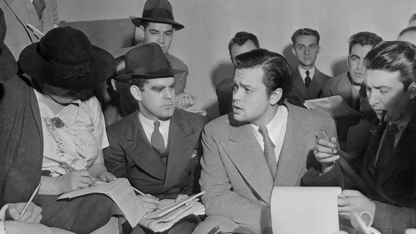 Fotografía facilitada por TVE que muestra al actor y director Orson Welles durante la rueda de prensa que ofreció el 31 de octubre de 1938 para explicar la emisión de 'La guerra de los mundos'. EFE