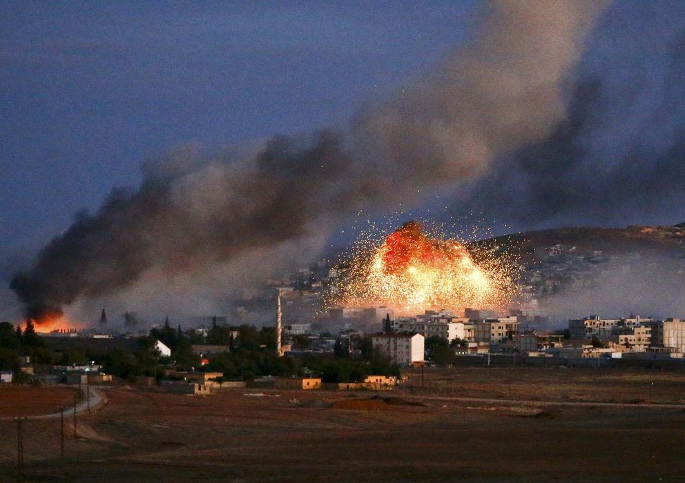 Foto: Columnas de fuego y humo se elevan tras un ataque aéreo de EEUU en Kobani, ciudad kurda asediada por el Estado Islámico en la frontera con Turquía. (Reuters)