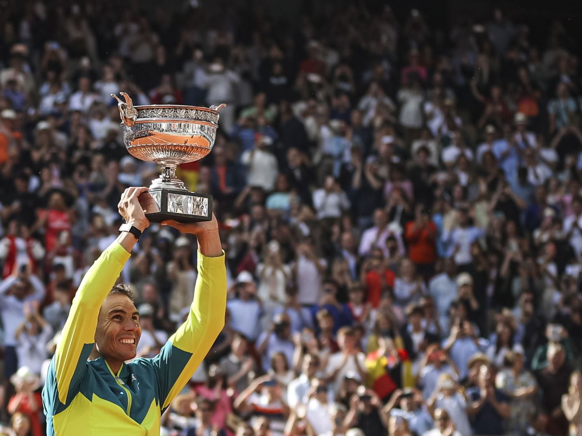 Foto: Rafael Nadal celebra su 14° Roland Garros en 2022. (EFE/EPA/Martin Divisek).