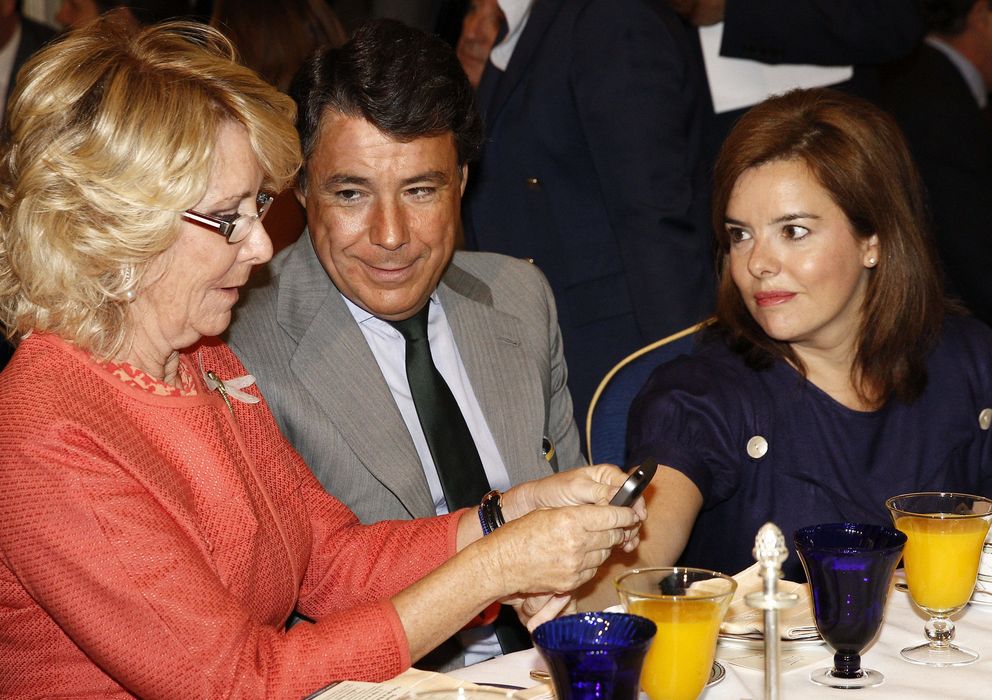 Foto: Esperanza Aguirre, Ignacio González y Soraya Sáenz de Santamaría, en el Fórum Europa del jueves. Efe