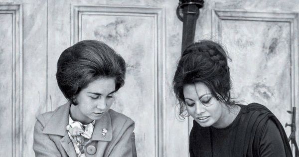 Foto:  La princesa Sofía charla con Sofía Loren en el set de 'La caída del imperio romano' (Las Matas). Julio, 1963. (Keystone/Hulton Royals Collection/Getty Images)   
