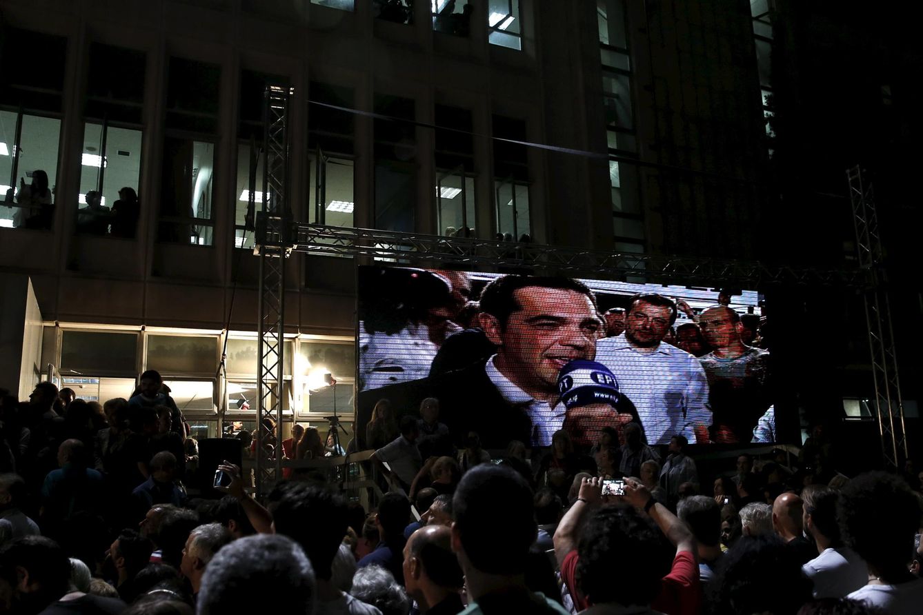 Tsipras se dirige a la multitud desde la sede de la cadena ERT, en Atenas (Reuters).