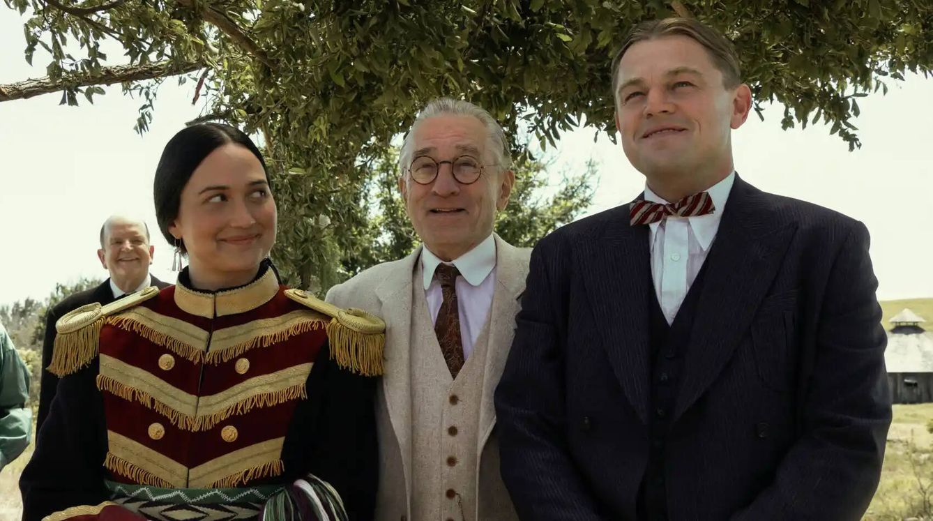 Lily Gladstone, Robert De Niro y Leonardo DiCaprio, en 'Los asesinos de la luna'. (AppleTV)