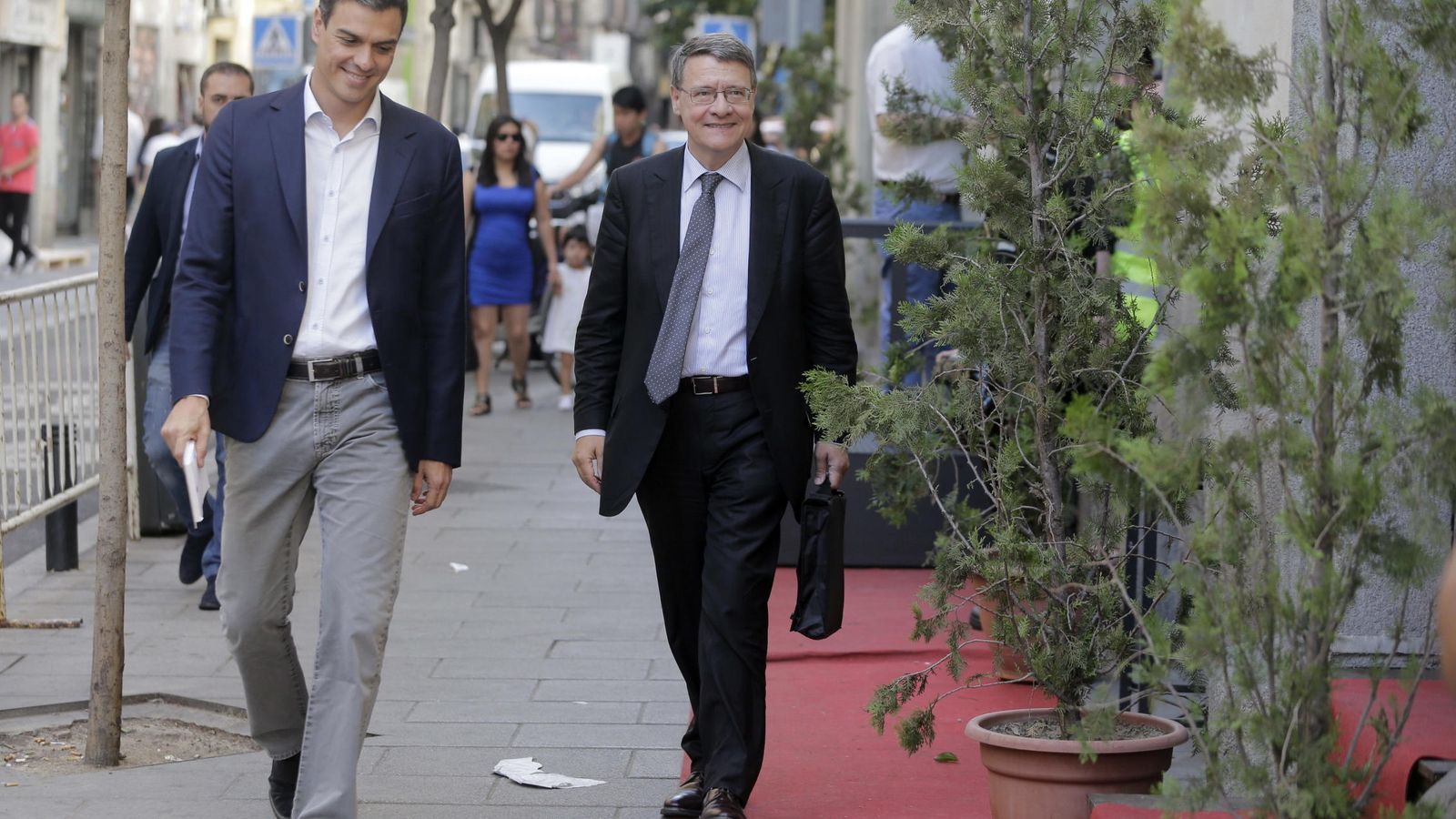 Foto: El secretario general del PSOE, Pedro Sánchez, junto con el exministro Jordi Sevilla, encargado del programa económico de cara al 20-D. (Efe)