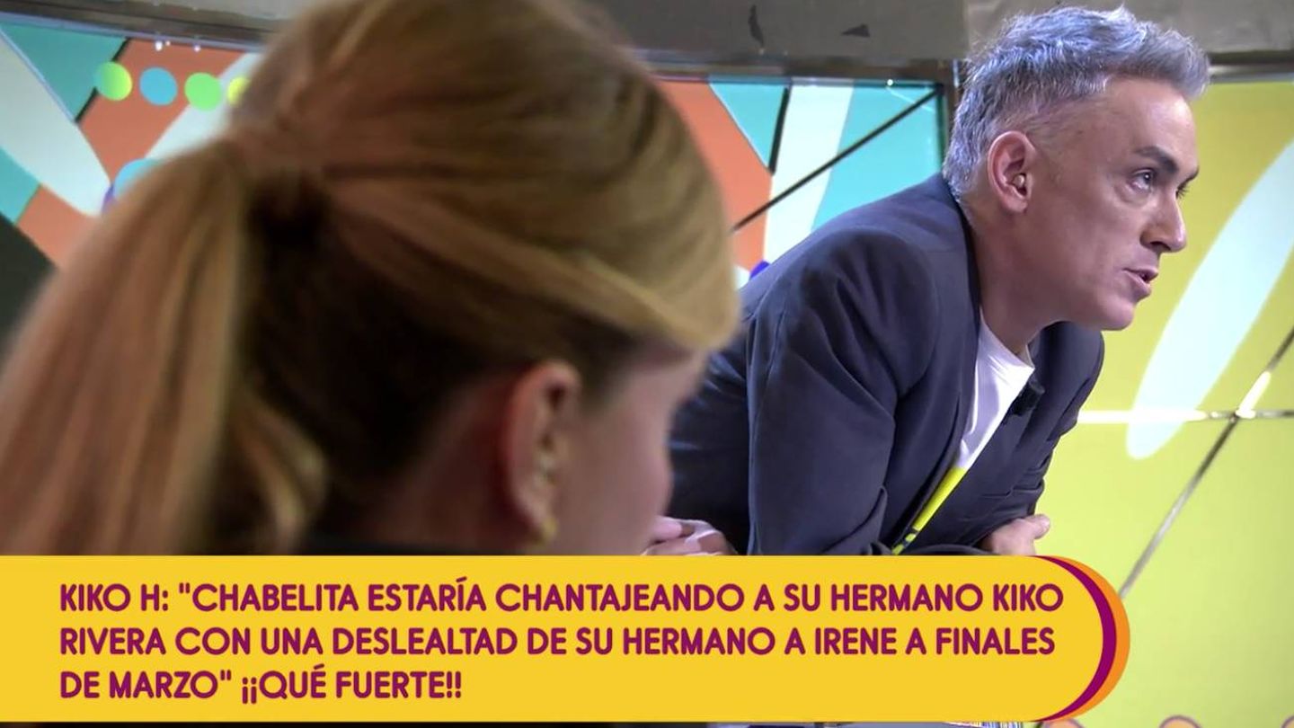 Kiko Hernández, dando la noticia sobre el supuesto chantaje. (Mediaset)