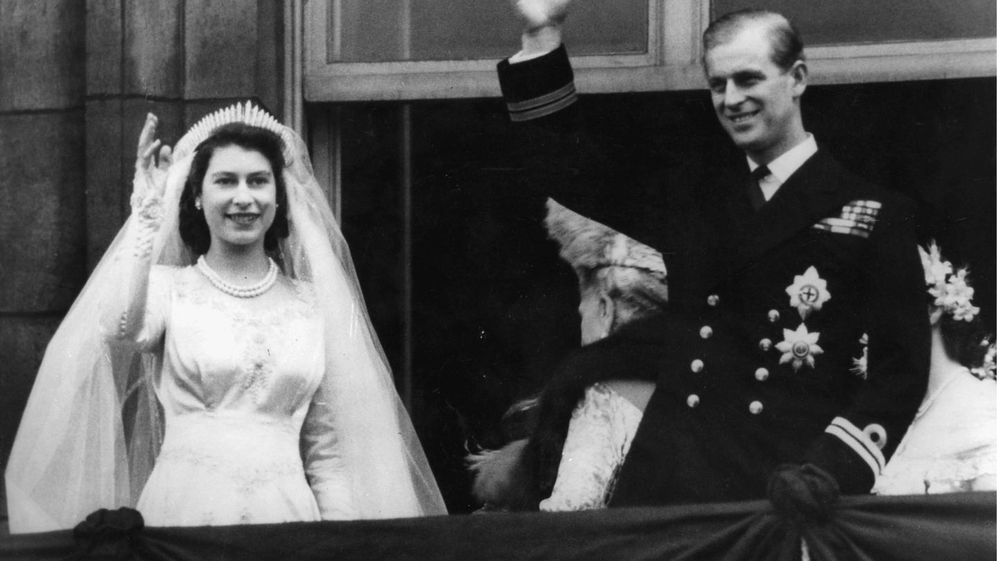 La reina Isabel, ya casada, sin su ramo de  novia. (Cordon Press)