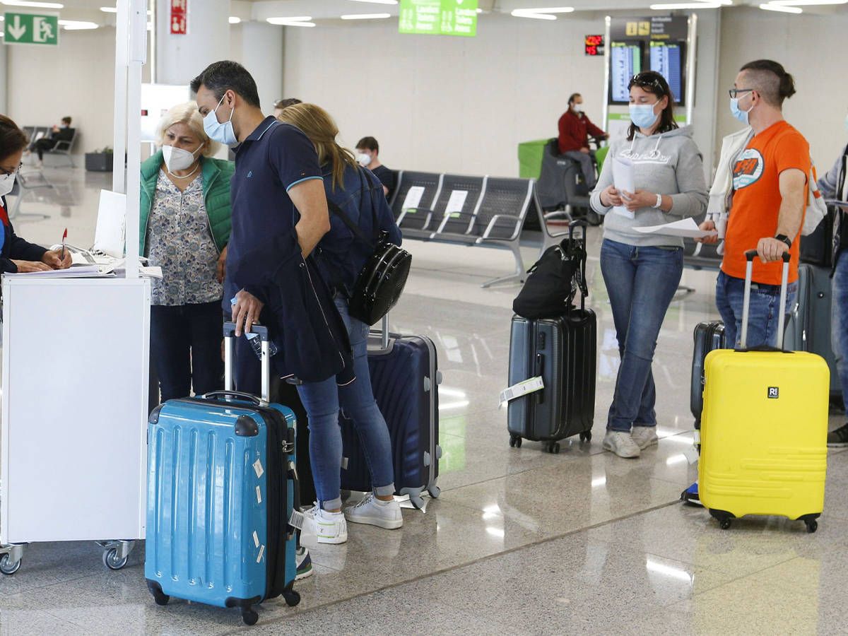 Foto: Pasajeros en el aeropuerto de Palma de Mallorca. (Reuters: Enrique Calvo)