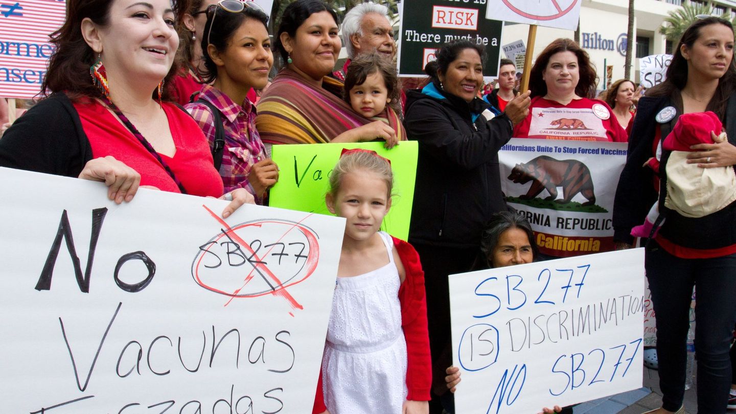 Un grupo de mujeres de Anaheim (Estados Unidos) protesta contra las vacunas. (EFE)