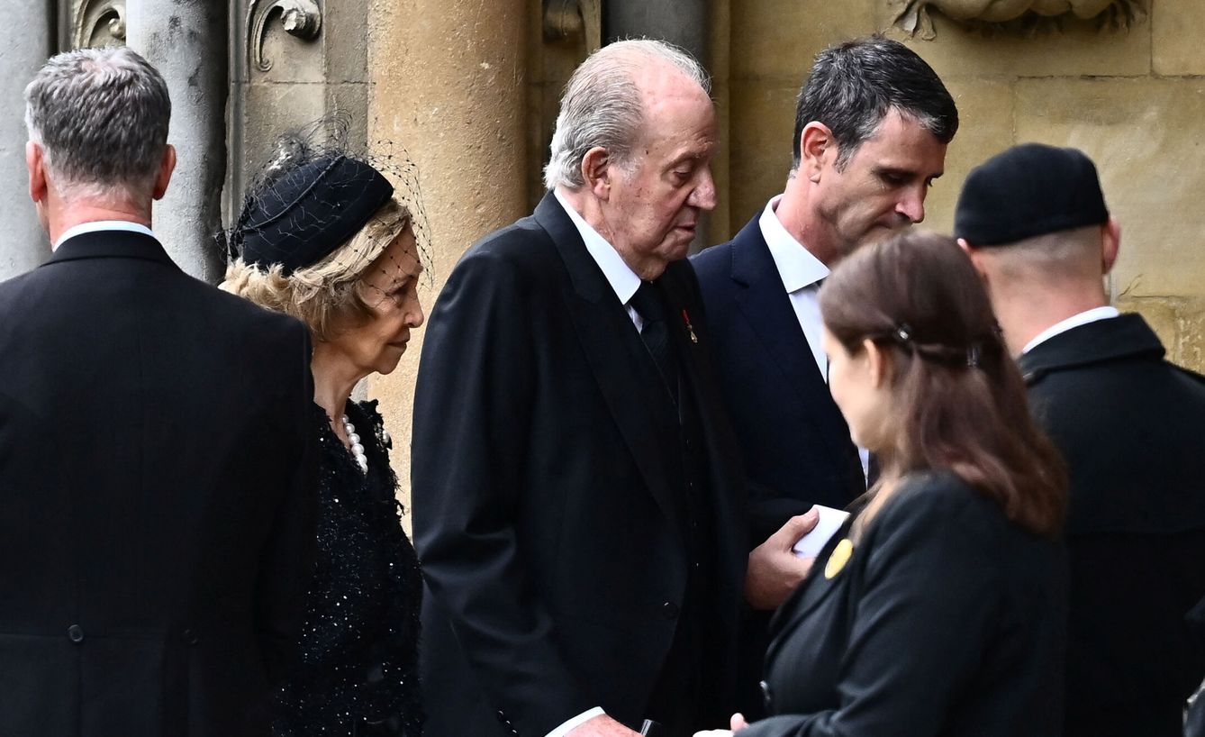 El rey Juan Carlos y la reina Sofía, a su llegada a la abadía. (Reuters)