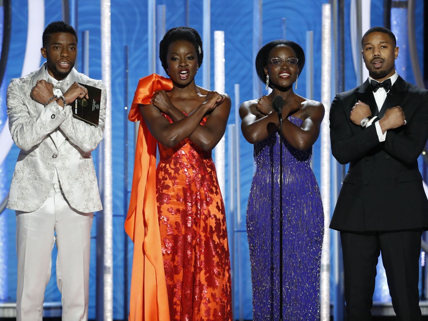 Los cuatro actores de 'Black Panther' con el reinvindicativo saludo Wakanda.(Reuters)
