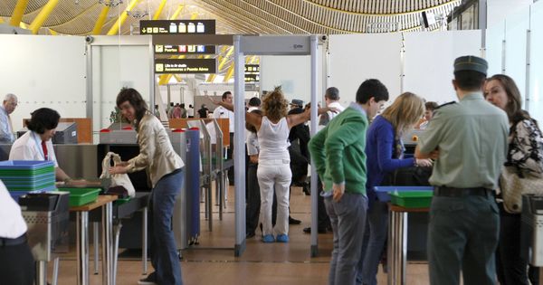 Foto: Los controles de seguridad en el aeropuerto de Barajas. (EFE)
