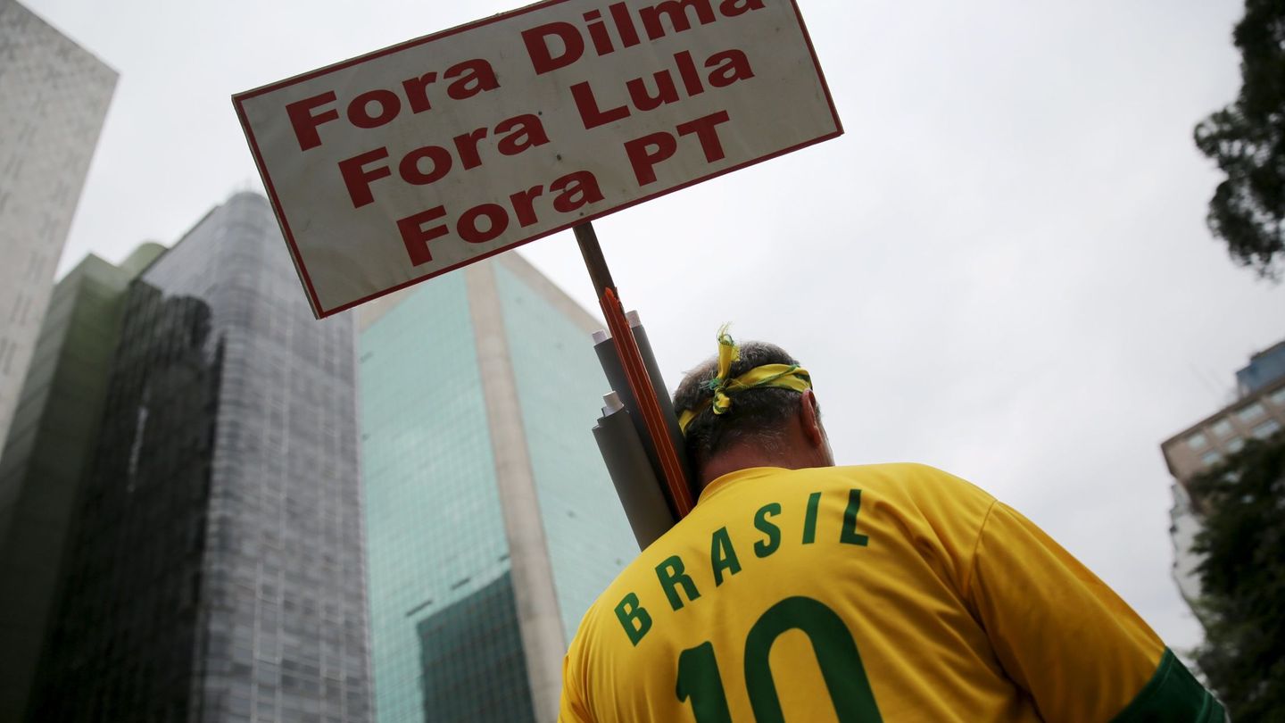 Manifestación contra Dilma Rousseff en Sao Paulo mientras se decidía su 'impeachment', en marzo de 2016. (Reuters)