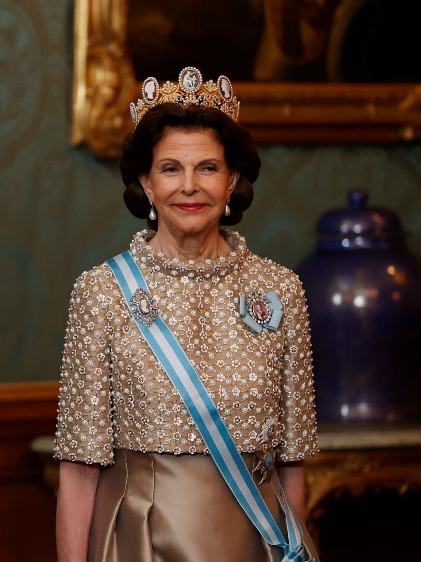 La reina Silvia, con la tiara de los Camafeos. (EFE/Juanjo Martín)