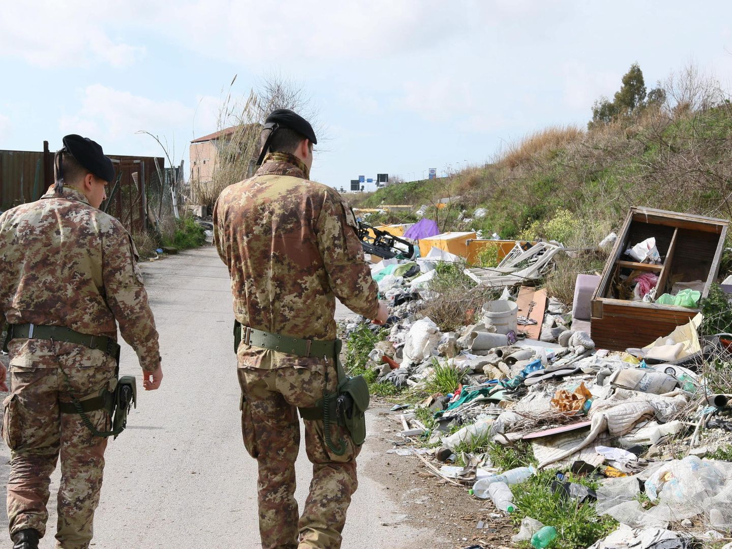 El ejército participa en una intervención contra tres vertederos ilegales en Giugliano, Campania, el 3 de marzo de 2015. (EFE)