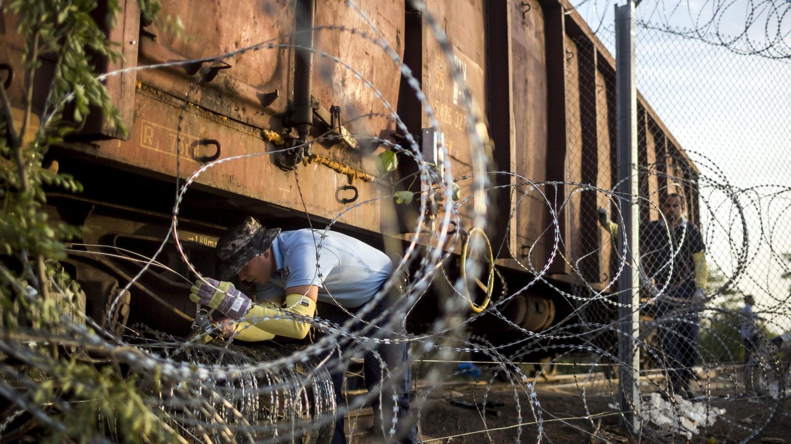 Foto: La alambrada cubre un vagón de tren utilizado para cerrar la frontera entre Hungría y Serbia. (EFE)