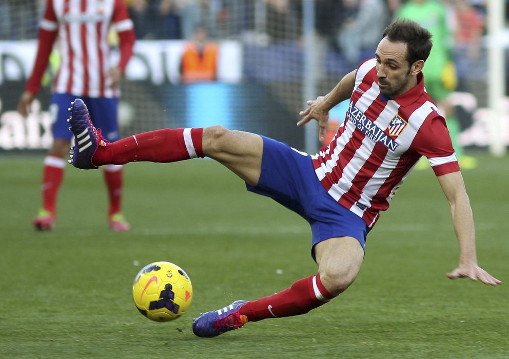 Foto: Juanfran Torres cae al suelo en el partido ante el Málaga (Efe).