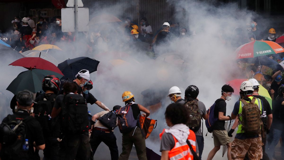 "Dispersaos o disparamos": la tensión crece en las calles de Hong Kong por las protestas