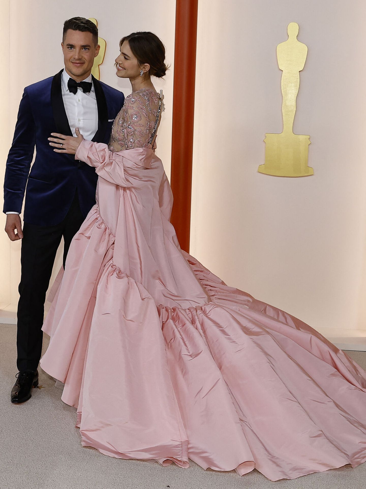 Allison Williams and Alexander Dreymon pose on the champagne-colored red carpet during the Oscars arrivals at the 95th Academy Awards in Hollywood, Los Angeles, California, U.S., March 12, 2023. REUTERS Eric Gaillard