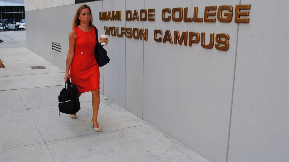 Así es el día a día de la profesora Carme Chacón en el Miami-Dade College