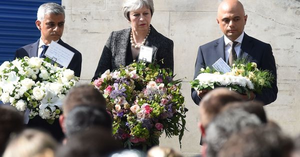 Foto: La primera ministra británica, Theresa May; el alcalde de Londres, Sadiq Khan y el secretario de Estado para Comunidades, Sajid Javid durante el minuto de silencio por las víctimas del atentado del Puente de Londres. (EFE) 