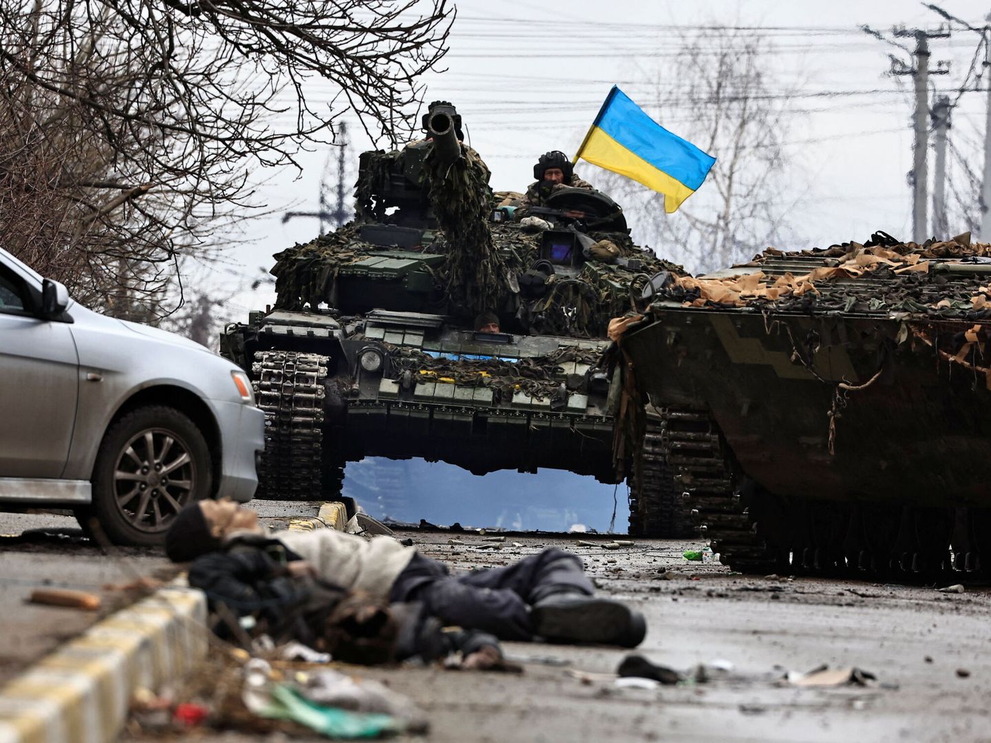 Soldados ucranianos recorren las calles de Bucha. (Reuters/Zohra Bensemra)