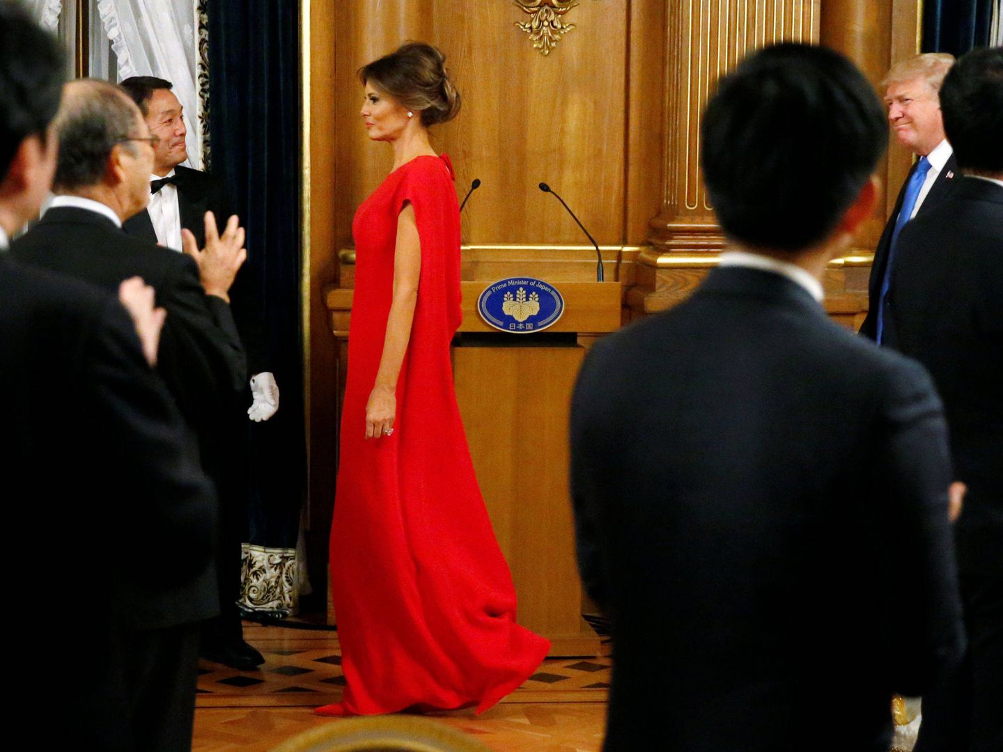Melania Trump en su llegada a la cena en el palacio de Akasaka con vestido rojo de Valentino. (Reuters)