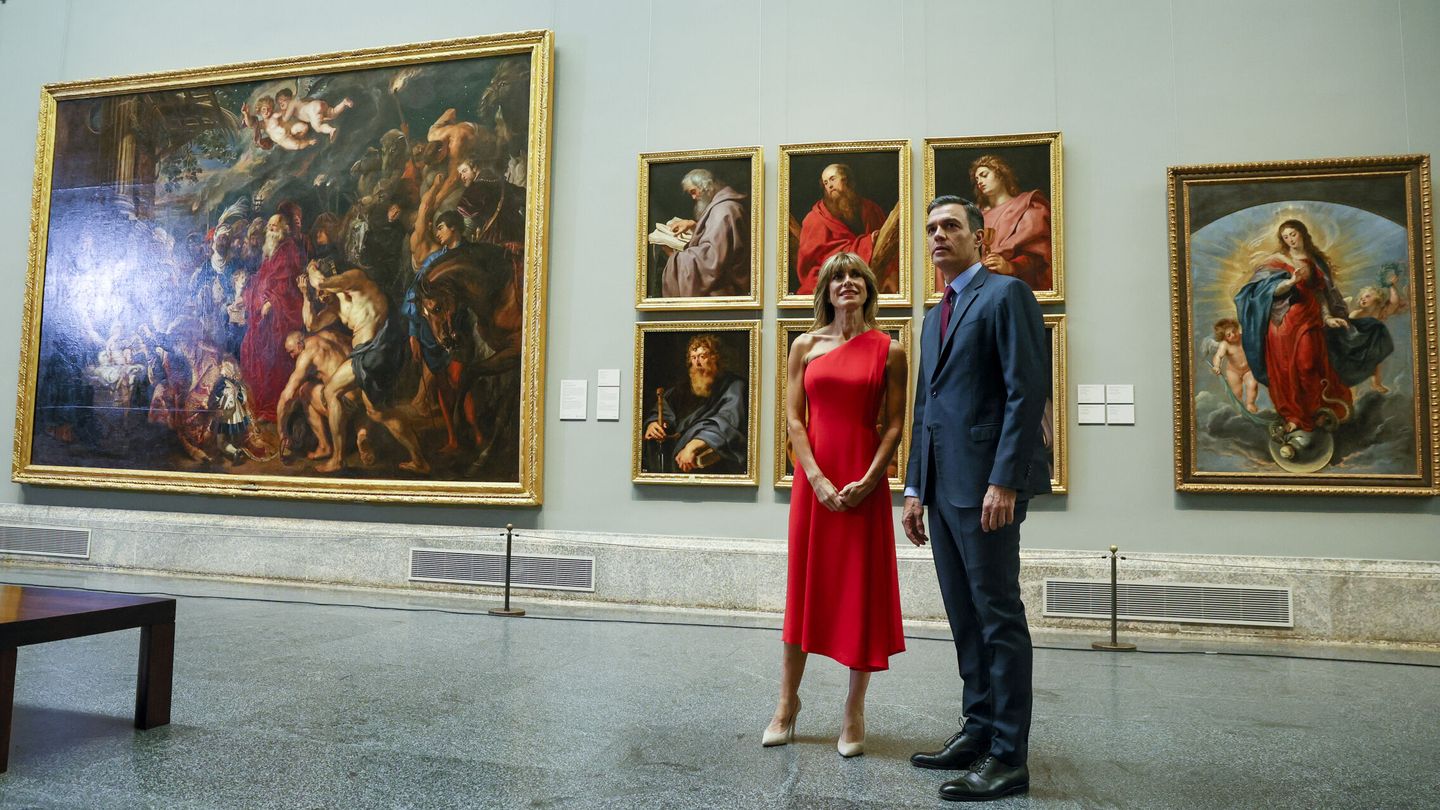 Pedro Sánchez y Begoña Gómez reciben a los mandatarios y sus parejas en el Museo del Prado. (EFE/Ballesteros)