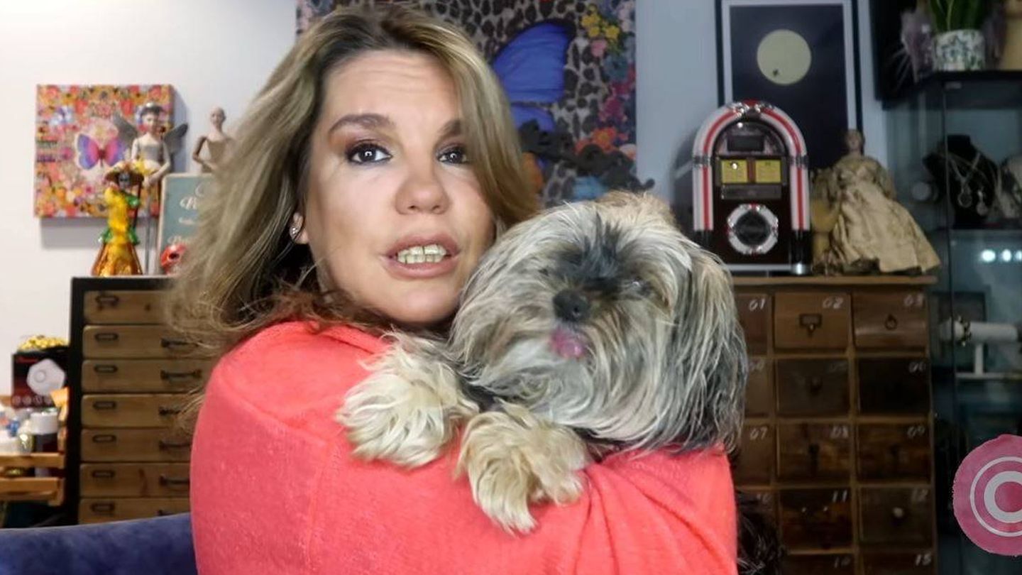 Carmen con su perro Tao hace unos días en Youtube