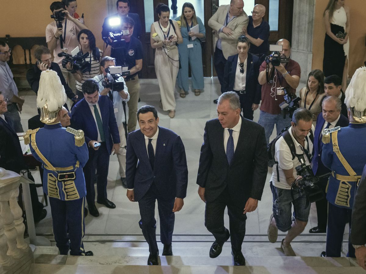 Foto: El alcalde de Sevilla, José Luis Sanz, con Juanma Moreno a su llegada al Ayuntamiento hispalense. (EFE / Julio Muñoz)