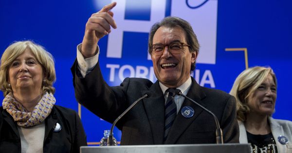 Foto: El expresidente de la Generalitat, Artur Mas, la exvicepresidenta Joana Ortega, y la exconsellera de Enseñanza Irene Rigau. (EFE)