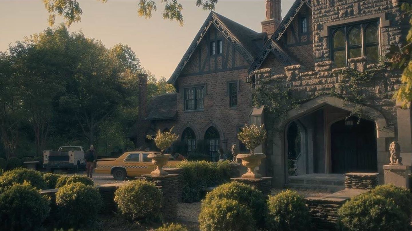 Entrada de la mansión, en la serie 'La maldición de Hill House'. (Netflix)