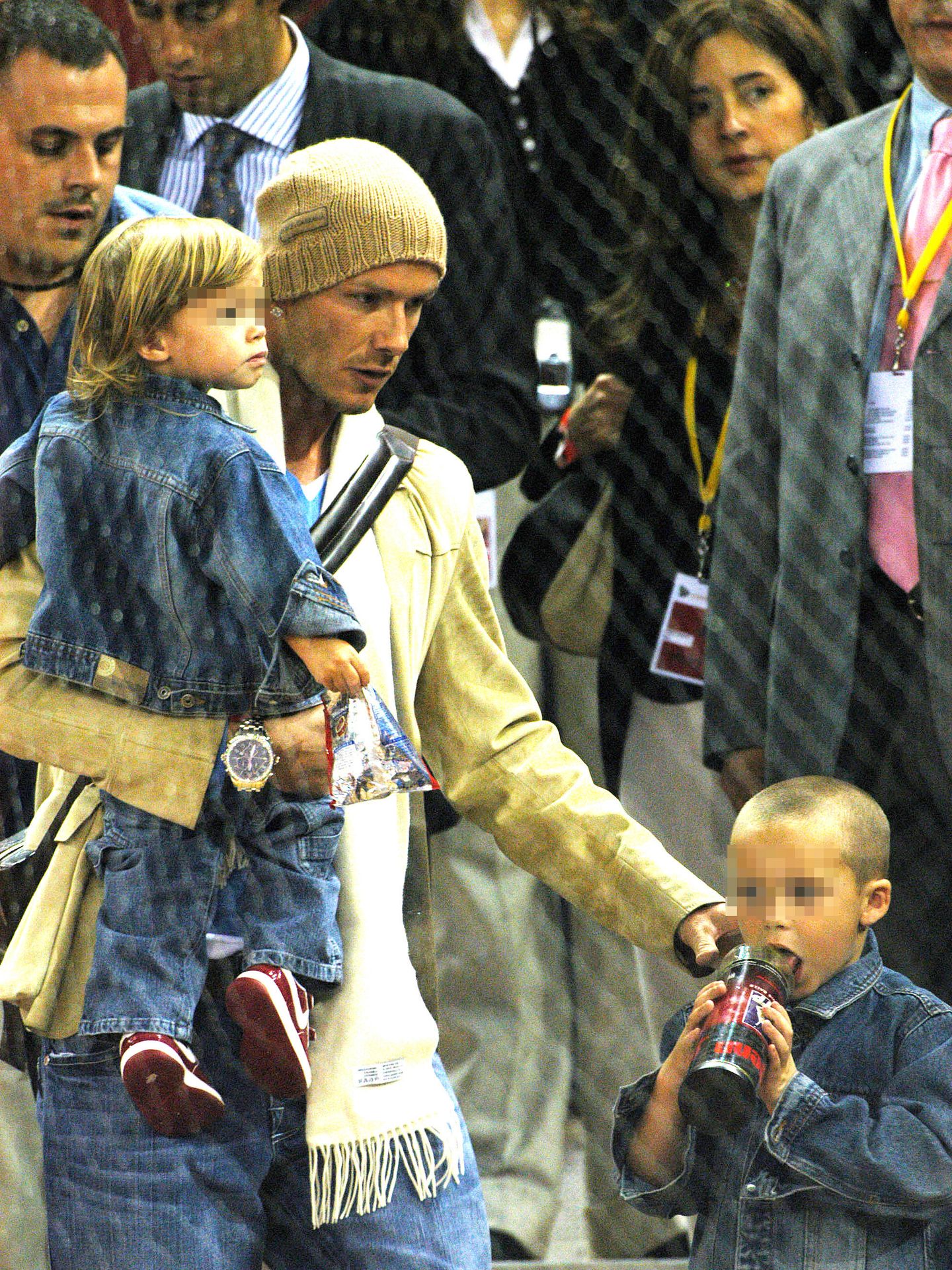 Beckham con sus hijos Romeo y Brooklyn en Madrid en 2003 (Gtres)
