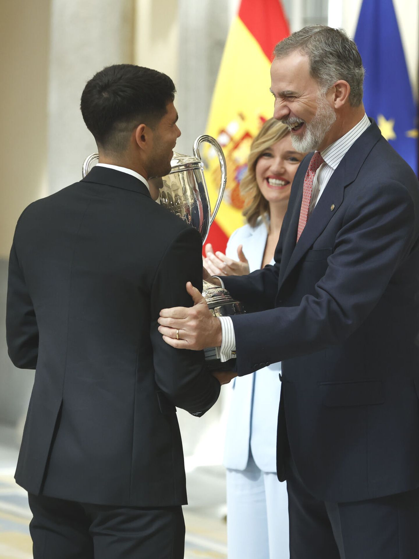 El rey Felipe entrega el premio a Carlos Alcaraz. (Europa Press)