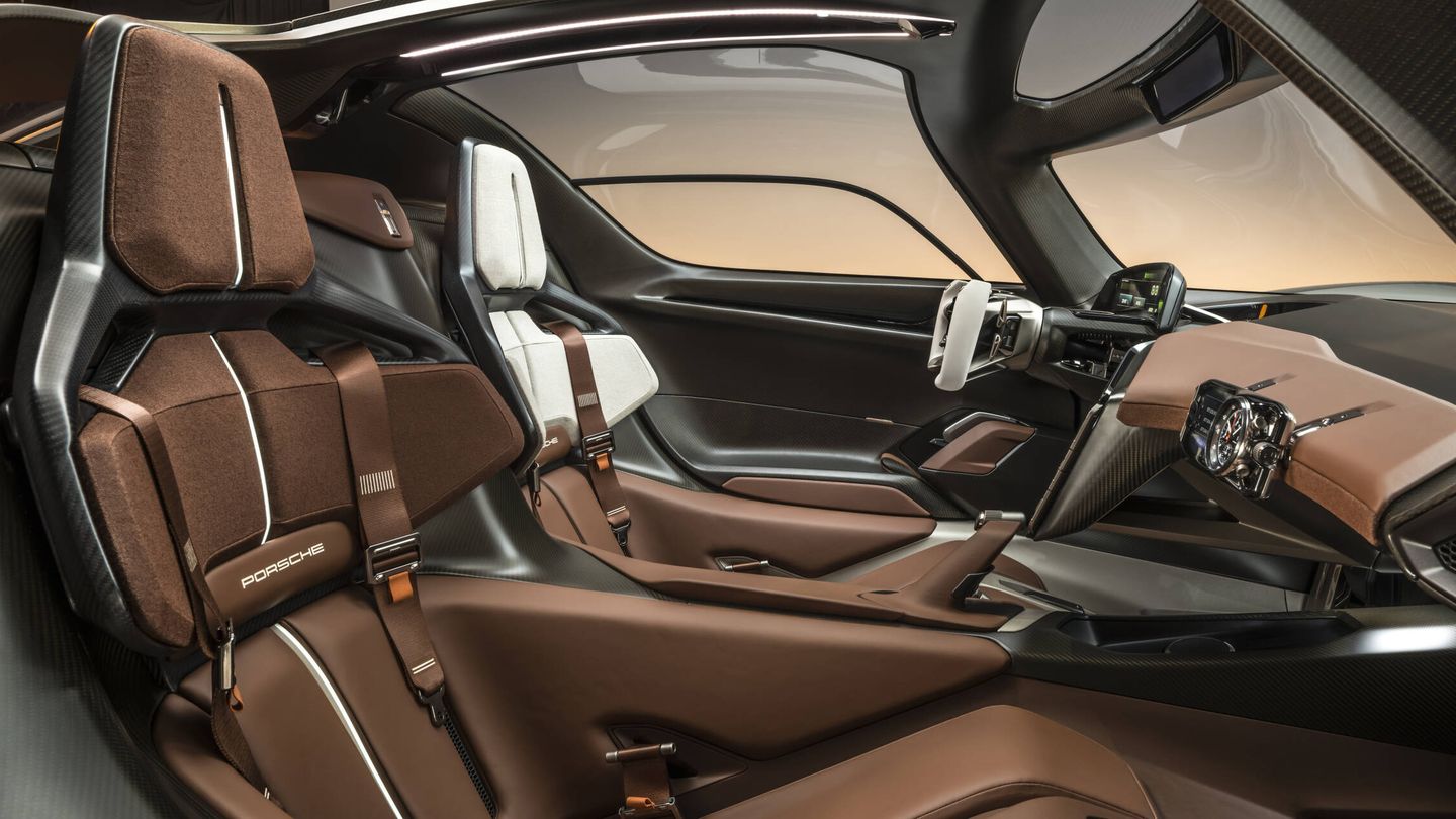 Todo el interior luce el marrón Andalucia, salvo el asiento del conductor y el volante.