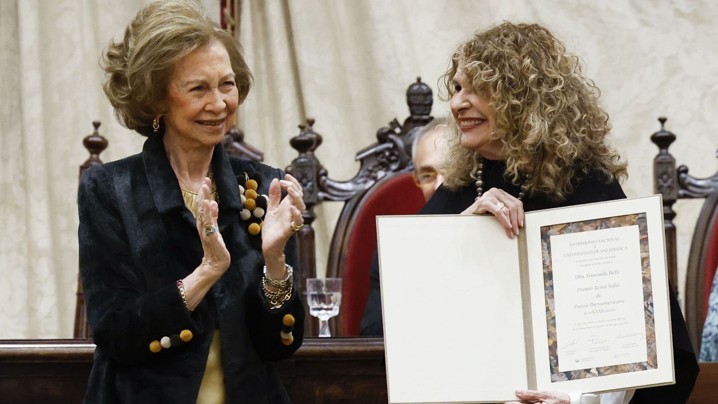 La reina Sofía entrega un premio a la escritora Gioconda Belli en Salamanca. (EFE/Zipi)