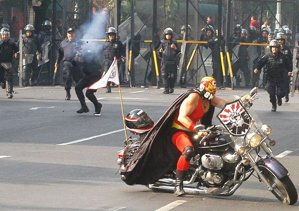Foto: Súperluz se enfrenta a la Policía en una calle de México (EC)