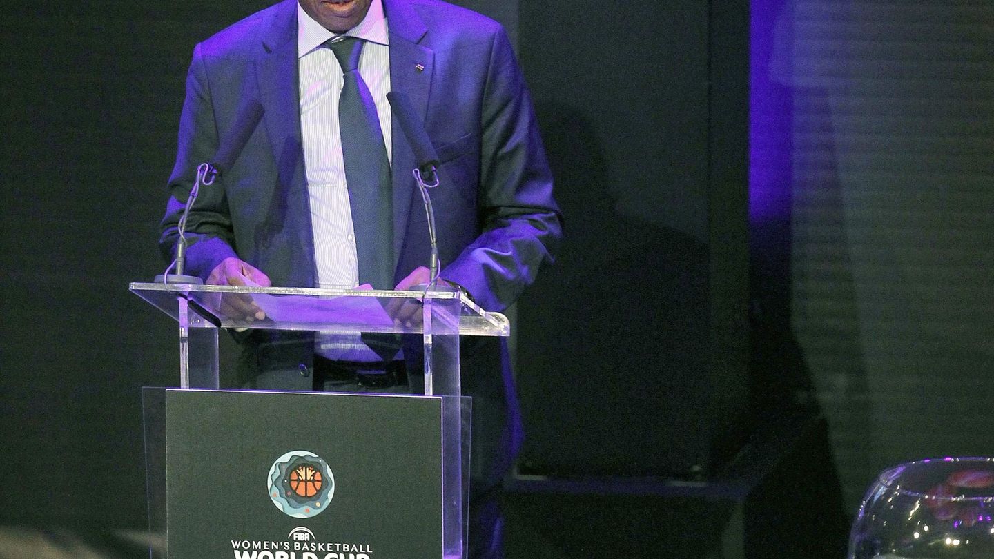 Hamane Niang, entonces vicepresidente de la FIBA, en un sorteo en 2017. (EFE)